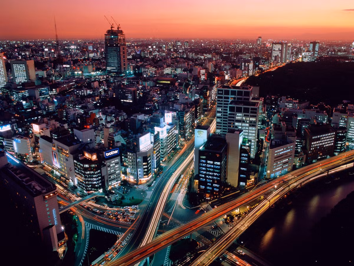 Cũng giống với New York, thủ đô Tokyo, Nhật Bản là thành phố có mật độ dân cư cao nhất châu Á. Người dân thành phố này thường phải chật vật làm việc để đáp ứng số tiền thuê nhà trung bình khoảng 6,3 nghìn USD/tháng với căn hộ 120 m2.