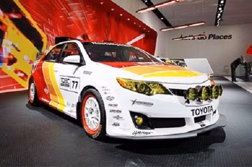 Phiên bản hầm hố của Altis 77 trang bị đèn pha công suất lớn, la zăng hình lưới nhện trắng bắt mắt tạo nên cá tính riêng cho chiếc xe.