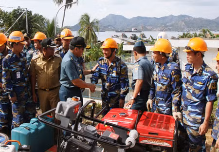 Tư lệnh Hải quân Indonesia hỏi thăm các chiến sĩ Việt Nam tham gia diễn tập.