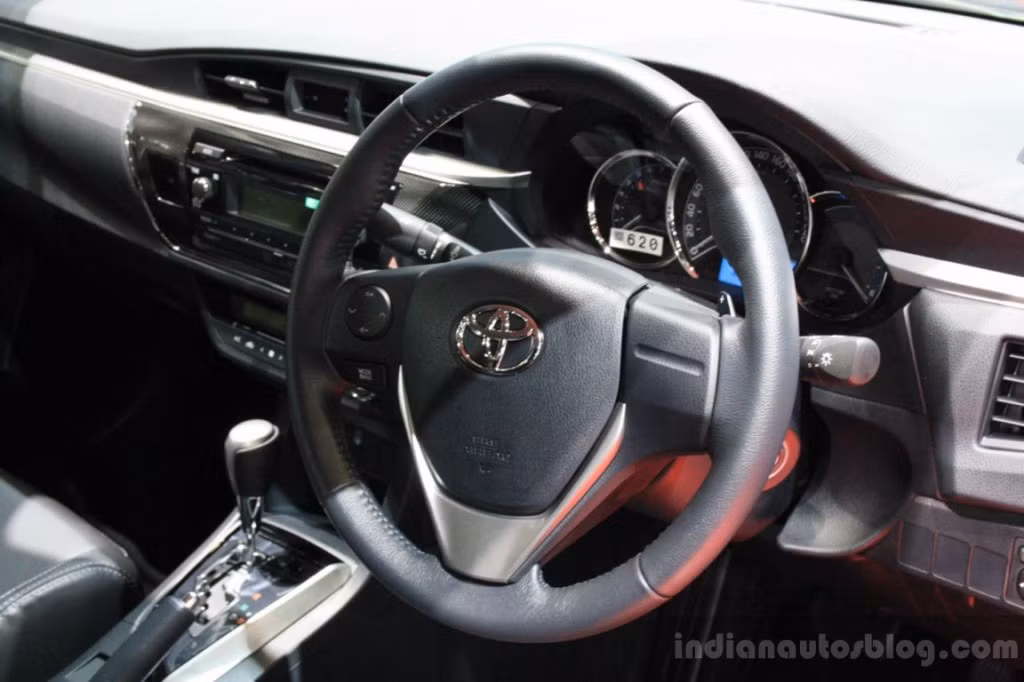 Tay lái vẫn giữ được vẻ sang trọng vốn có của Corolla Altis nhờ bọc da đen quý phái.