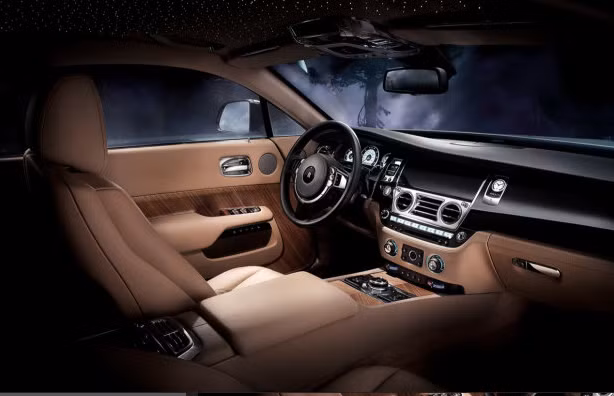 Chiếc Rolls-Royce Wraith nổi bật tại triển lãm Geneva không chỉ nhờ bộ nội thất siêu sang mà còn thiết kế trần xe với hàng triệu bóng đèn nhỏ li ti đem cả bầu trời đêm rộng lớn vào chiếc xe của bạn.