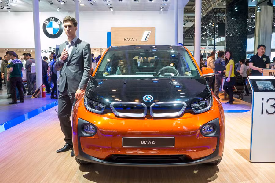 BMW i3 sử dụng động cơ điện cho công suất 170 mã lực và mô-men xoắn 250 Nm. Sức mạnh này giúp chiếc xe 4 chỗ với thiết kế dạng hatchback 5 cửa tăng tốc từ 0 lên 100 km/h sau 7,2 giây. Tốc độ tối đa 150 k/h. Chặng đường đi được với mỗi lần sạc đầy là 190 km.
