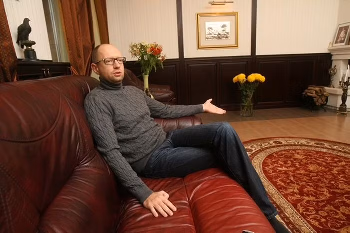 Lãnh đạo phe "Batkovschina", quyền tổng thống Arseniy Yatsenyuk sống trong căn nhà 2 tầng nằm trên mảnh đất có diện tích 160 m2. Căn nhà nhỏ của ông được trang trí với những vật dụng đơn giản nhưng vẫn toát lên vẻ sang trọng cần thiết cho một ứng cử viên tổng thống nặng ký.