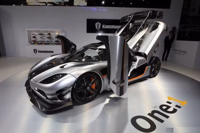 Siêu xe được coi là nhanh hơn cả Bugatti Veyron, chiếc Koenigsegg One:1 đến từ Thụy Điển. Cửa mở mang kiểu dáng mới, khác với kiểu cánh bướm của các dòng xe nổi tiếng.