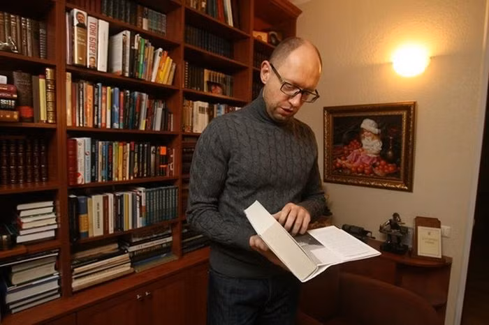 Ông Arseniy Yatsenyuk là một người ưa thích đọc sách. Căn nhà của ông luôn dành nhiều diện tích để làm giá sách, lưu trữ nhiều loại sách quý giá.