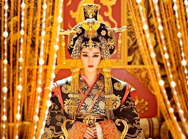 Vo Tac Thien cho Dich Nhan Kiet xem 2 bo phan khi bi khuyen can