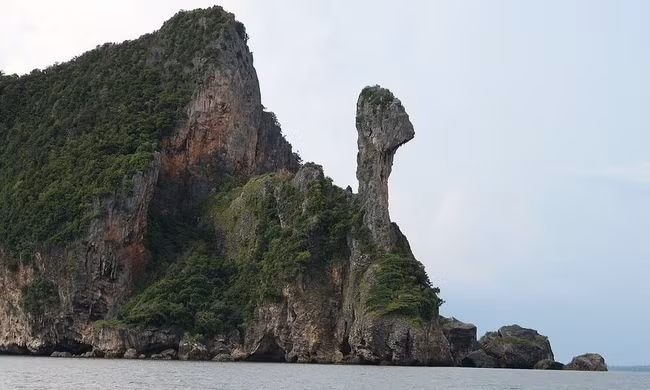 Ở mép đảo có một cột đá nhô ra nhìn rất giống cổ và đầu con gà tây đang ngẩng lên. Những người có trí tưởng tượng phong phú thì có thể nghĩ rằng mỏm đá ấy giống đà điểu, hoặc con lạc đà đang ngồi.