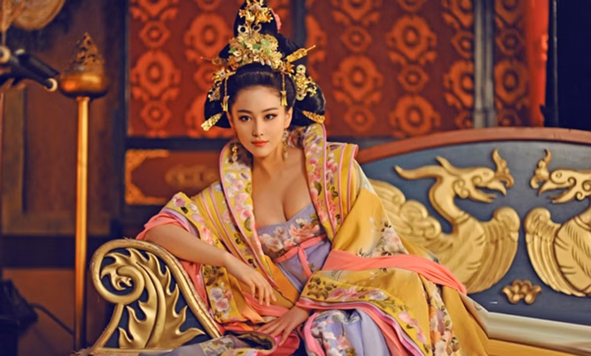 Võ Tắc Thiên xuất thân là phi tần nhỏ bé trong hậu cung của Đường Thái Tông Lý Thế Dân, sau trở thành hoàng hậu thứ hai của Đường Cao Tông Lý Trị. Cuối cùng, Võ Tắc Thiên trở thành hoàng đế của Võ Chu (690 – 705), triều đại làm gián đoạn nhà Đường. Võ Tắc Thiên là nữ hoàng đế đầu tiên và duy nhất được công nhận trong lịch sử Trung Quốc. (ảnh minh họa)