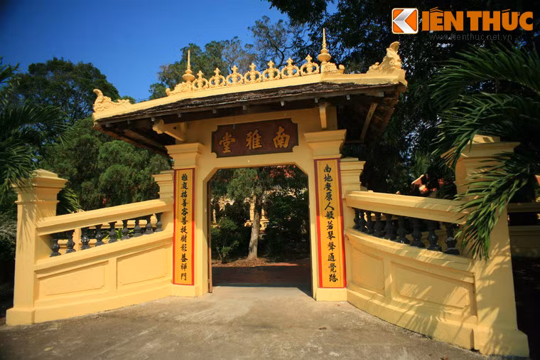Cổng chùa được xây bằng gạch, lợp ngói. Ở hai cột có đôi câu đối, mà hai chữ đầu của mỗi câu ghép lại thành tên chùa, phiên âm Hán–Việt là: Nam địa độ nguyên nhân, bát nhã cầm thanh thông giác lộ. Nhã đình chiêu thiện khách, bồ đề thụ ảnh cái thiền môn.