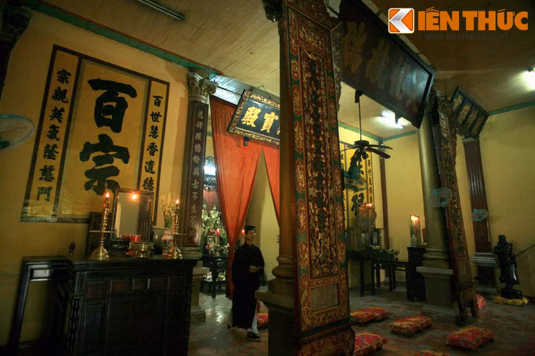 Bên trong chánh điện, ở khu trung tâm được bày trí rất trang trọng dùng làm nơi đặt bàn thờ Quan Thánh Đế Quân, Lịch Đại Tổ Sư và người lập chùa là Nguyễn Giác Nguyên.