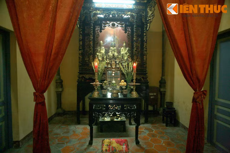 Bàn thờ Tam giáo có ba pho tượng thờ bằng đồng là Phật Thích Ca, Khổng Tử và Lão Tử, thể hiện tinh thầm Tam giáo đồng nguyên của người Việt.