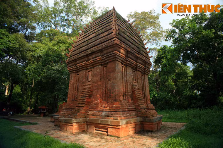 Các tài liệu khảo cổ học cho thấy, tháp được xây dựng vào khoảng cuối thế kỷ thứ XIII, tương ứng với triều đại vua Chăm lúc đó là Jaya Sinhavarman III, tương ứng với triều đại nhà Trần của nước Đại Việt ở phía Bắc.