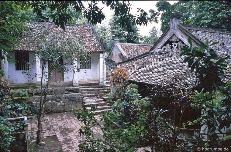 Trong sân chùa.