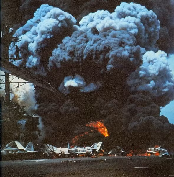 Vào gần trưa ngày 29/7/1967, khi đang hoạt động tại Vịnh Bắc Bộ để thực hiện các cuộc tấn công bằng máy bay vào miền Bắc Việt Nam, tàu sân bay USS Forrestal bỗng cháy nổ dữ dội.