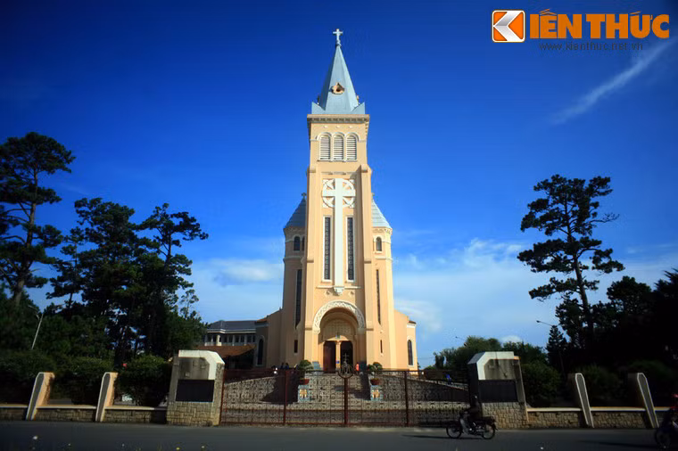Nhà thờ Con Gà thu hút rất nhiều người cả trong và ngoài đạo đến tham quan, đặc biệt vào những dịp lễ của người Công giáo.