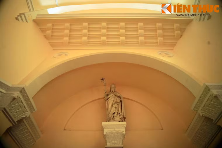Các cột trong nội thất có hệ đầu cột mô phỏng dạng cổ điển kết hợp với tự do.