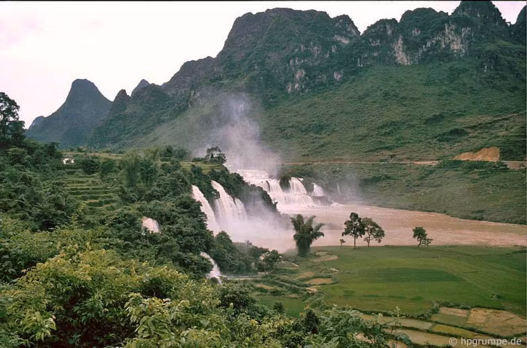 Toàn cảnh thác Bản Giốc.