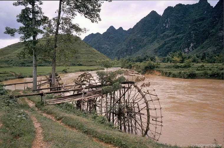 Những cọn nước phục vụ tưới tiêu bên bờ sông.