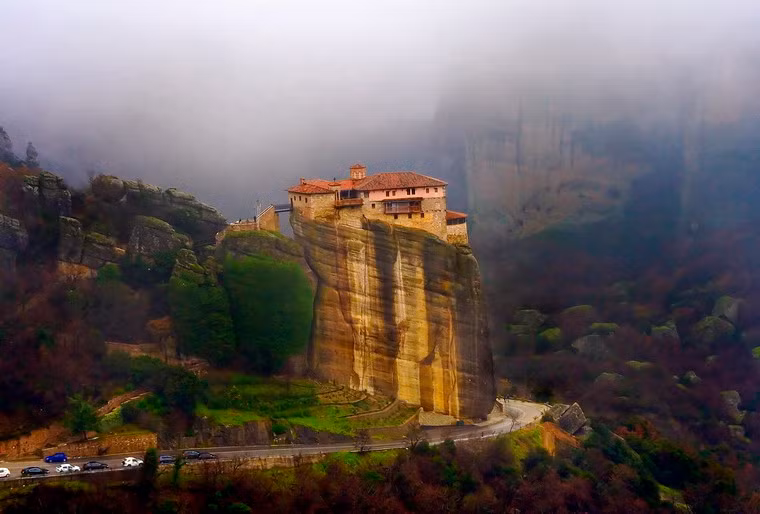 Đến thế kỷ 18, Meteora đã trở thành một trung tâm ẩn náu của các chiến binh Hy Lạp. Trong cuộc thế chiến thứ 2, các tu viện ở đây bị lực lượng Đức và Ý chiếm đóng, phá hủy nặng nề.