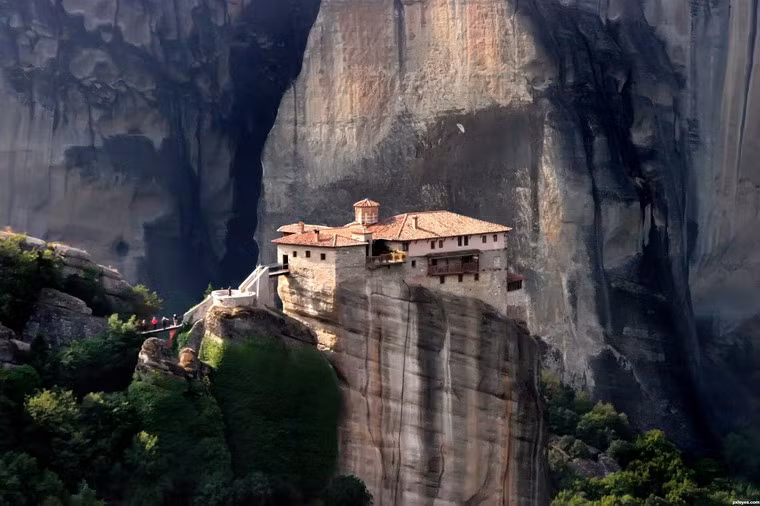 Khi hoàn thành, Meteora có 24 tu viện tráng lệ. Cái tên "Meteora" trong tiếng Hy Lạp có nghĩa là "lơ lửng trong không trung”.