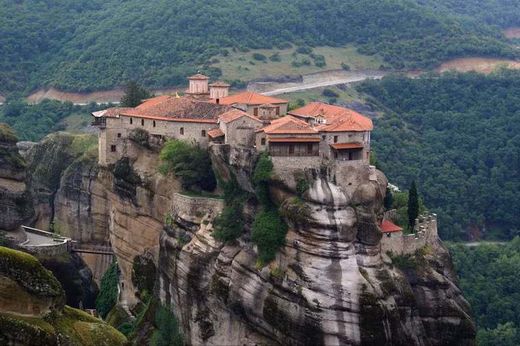 Meteora là tên gọi của một quần thể tu viện được xây dựng ở một vị trí rất đặc biệt: trên đỉnh một cột đá tự nhiên nằm ở Tây Bắc khu vực Thessaly, gần con sông Pinios và ngọn núi Pindus thuộc trung tâm Hy Lạp.