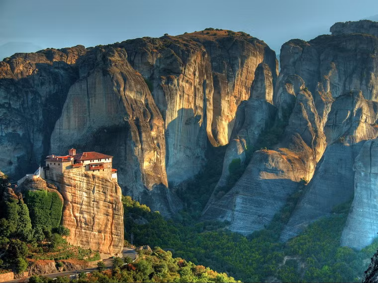Nhưng cuộc sống thanh bình ở Meteora không được kéo dài lâu. Các cuộc bạo loạn, cướp bóc đã khiến tình hình trở nên hỗn loạn, nhiều tu viện bị hủy hoại. Sau đó, tín đồ Kitô giáo đến xây dựng và phục hồi lại các tu viện, nhưng Meteora không thể nào phục hồi được sự thịnh vượng như ban đầu.