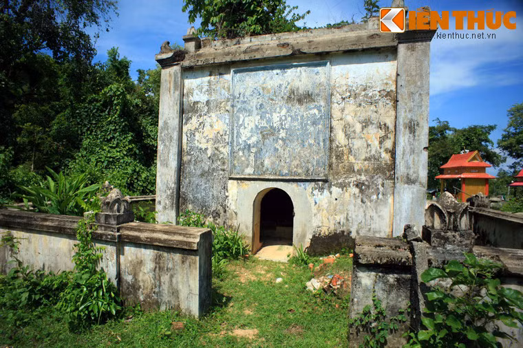 Khun Yu Nốp tên thật là N'Thu K'Nul, vị tù trưởng đã khai sinh ra Buôn Đôn và có công lớn trong buổi đầu phát triển nghề săn voi rừng nơi đây. Ngôi mộ của ông do người cháu R'Leo K'Nul, cũng là một thợ săn voi danh tiếng cho xây dựng theo kiến trúc M'nông và Lào với mô típ hình khối, trên có trang trí hình búp sen ở bốn góc và đỉnh mộ.