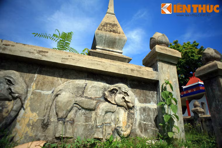 Năm 1950, 3 năm sau khi R'leo K'Nul qua đời, Bảo Đại - khi đó là Quốc trưởng đã cho người thiết kế và xây dựng mộ ông theo kiến trúc đền tháp Campuchia.