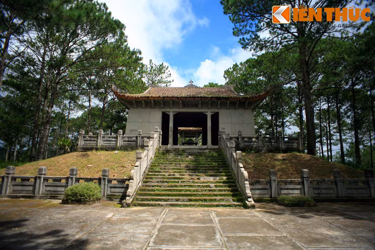 Toàn bộ phần nhà mộ được xây bằng gạch trát đá rửa, mái đúc bê tông cốt thép và tán xòe rộng. La phông được đổ theo kiểu dàn hoa, mái được lợp bằng ngói hoàng lưu ly.