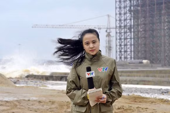 Là đồng nghiệp của Lan Phương tại phòng Thời tiết Đài Truyền hình Việt Nam, BTV Hoàng Ngọc Bích gần đây cũng được rất nhiều người chú ý sau lần xuất hiện tại công trường Formusa,Vũng Áng, Hà Tĩnh để tác nghiệp, đưa tin về bão Haiyan.