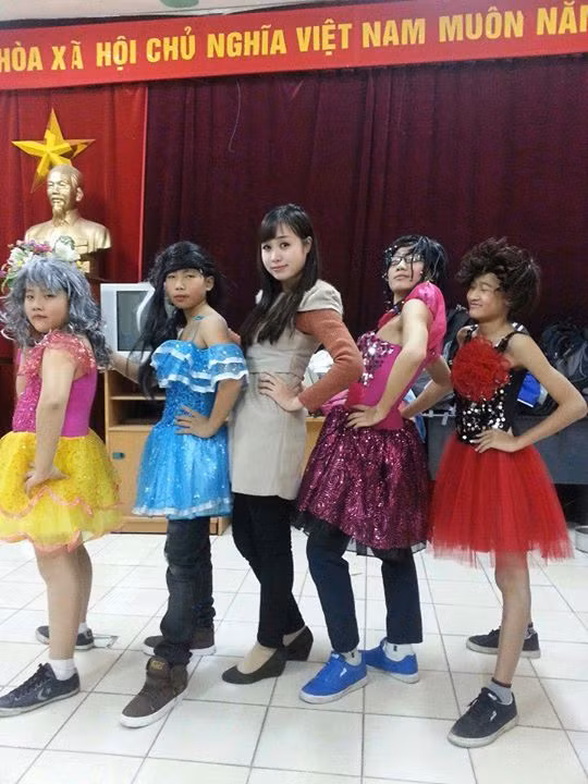 Hoàn thành tốt công việc của MC, rất thân thiện, gần gũi với học sinh trong công tác giảng dạy... "Lan Phương thời tiết" được rất nhiều đồng nghiệp, học sinh yêu quý.