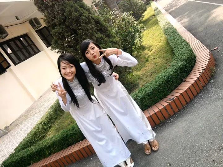 Thu Hoài vui vẻ chụp ảnh "tự sướng" với bạn bè.