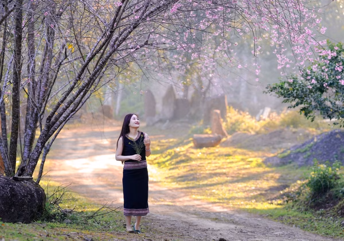 Đến Măng Đen, du khách có thể thuê các bộ trang phục của người đồng bào để có những bức hình đậm chất Tây Nguyên.