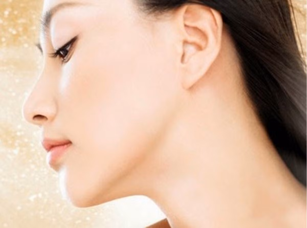 Phụ nữ sở hữu tai ép sát thì thường có tư duy logic tốt, thông minh lanh lợi, làm việc có kế hoạch, hành xử thận trọng, chăm chỉ cần cù. Kiểu phụ nữ này thường dễ thành công trong sự nghiệp, họ liên tục gặt hái nhiều thành quả và thăng tiến không ngừng, mang về nguồn tài lộc dư dả cho gia đình.