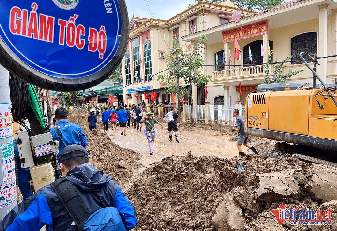 Núi đất, đá án ngữ đường đi vào các bản ở xã Tà Cạ, huyện Kỳ Sơn sáng 3/10. 