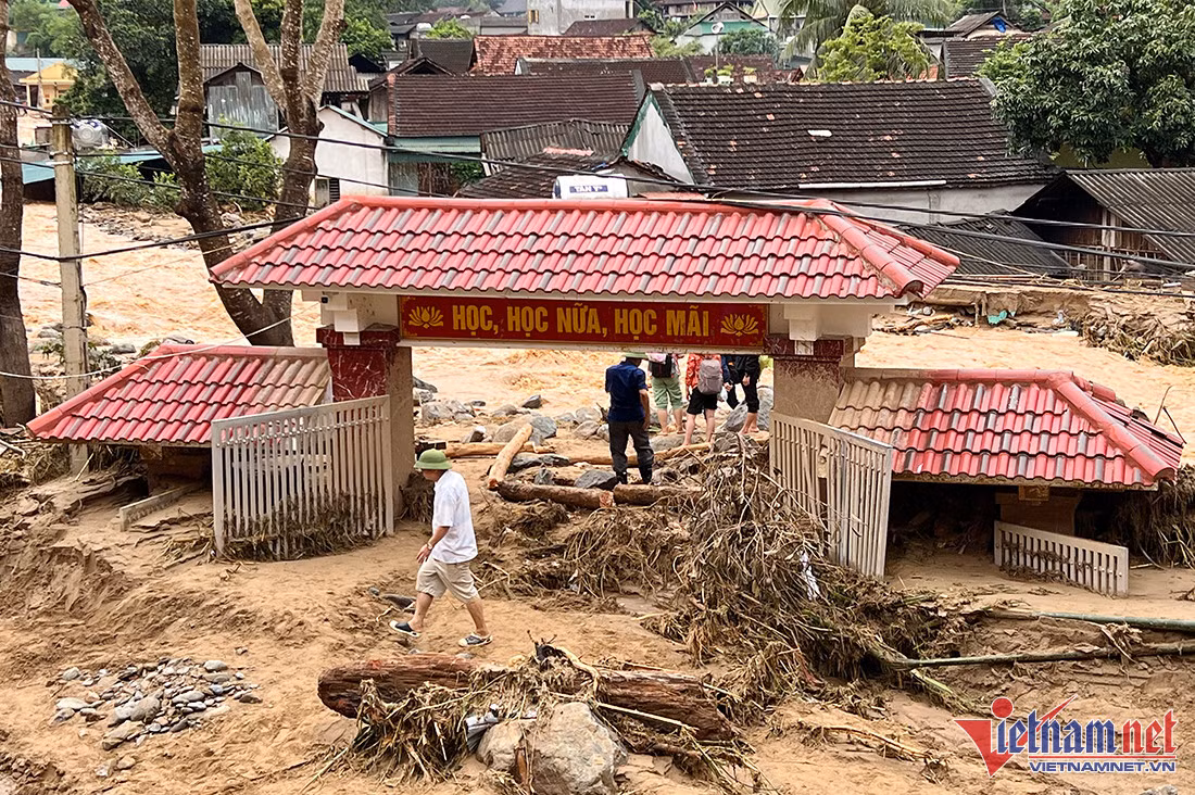“Lũ từ 3 phía đổ vào cuốn tôi từ trong phòng trôi dọc hàng lang. Rất may hôm đó chồng tôi túm tóc kéo vào, đưa lên tầng 2 khu trọ mới thoát chết”, chị Lan nhớ lại. (Ảnh: Cổng chính của Trung tâm Chính trị huyện Kỳ Sơn) 