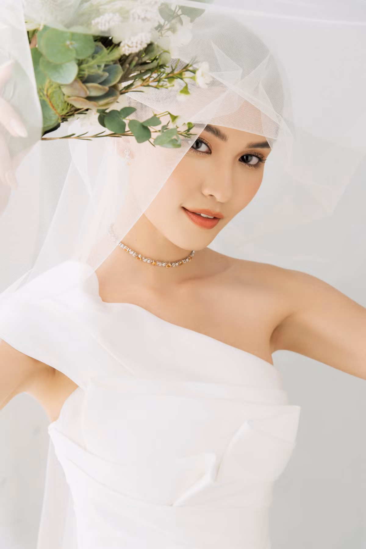 Khi tình cảm tiến đến sự bền chặt, đôi uyên ương quyết định ra mắt gia đình hai bên. Thùy Dung sinh năm 1996, là Á hậu 2 cuộc thi Hoa hậu Việt Nam 2016 (mùa Đỗ Mỹ Linh đăng quang). Cô sống và làm việc tại TP.HCM. Từ năm 2017, Thùy Dung bén duyên với công việc MC, dẫn dắt nhiều sự kiện như họp báo, tuần lễ thời trang.