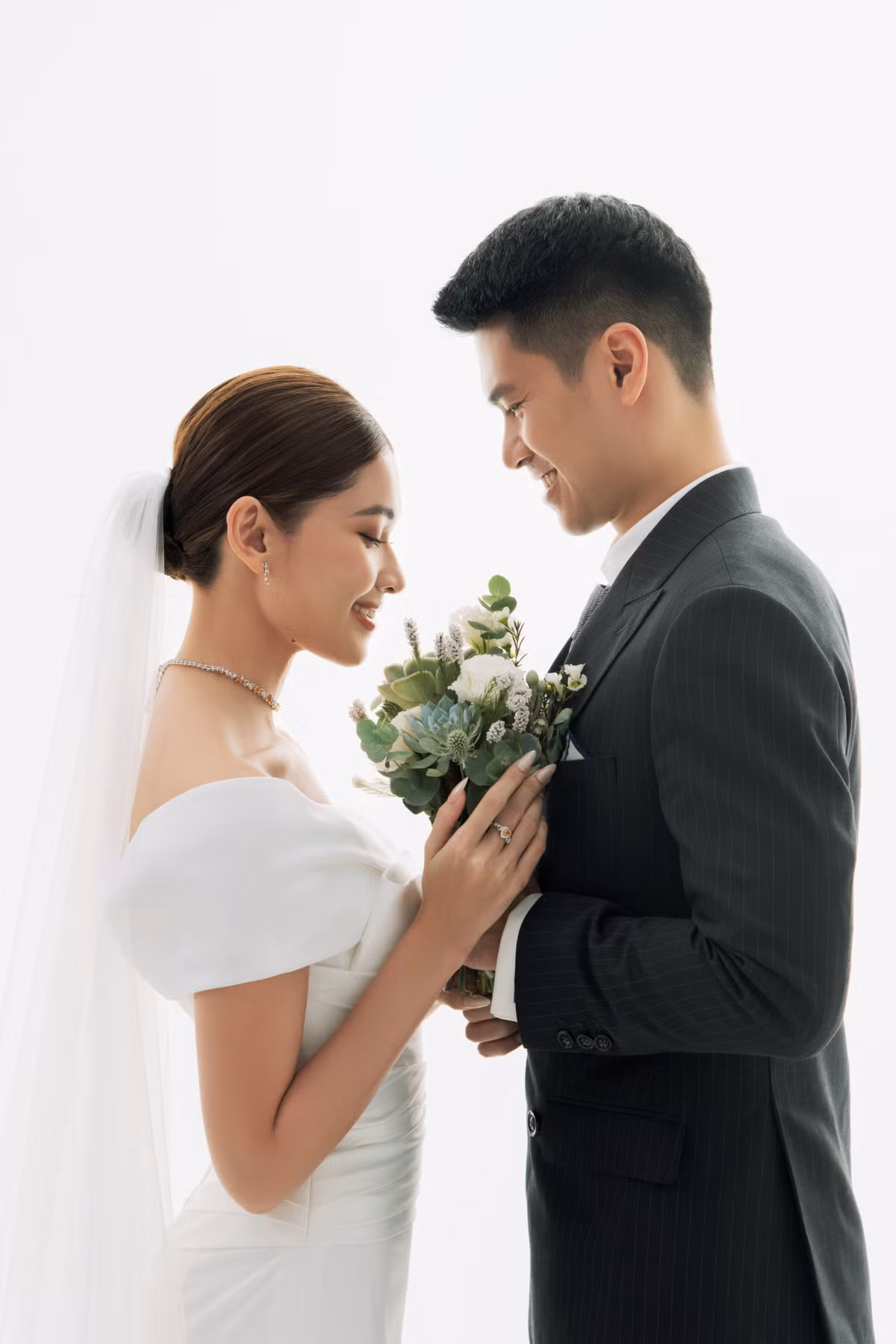 Cả hai được nhận xét xứng đôi vừa lứa. Nửa kia của Thùy Dung từng tốt nghiệp một trường đại học danh giá của nước Mỹ. Anh hiện là doanh nhân tại Hà Nội. Đôi trẻ quyết định về chung một nhà sau gần 4 năm gắn bó.