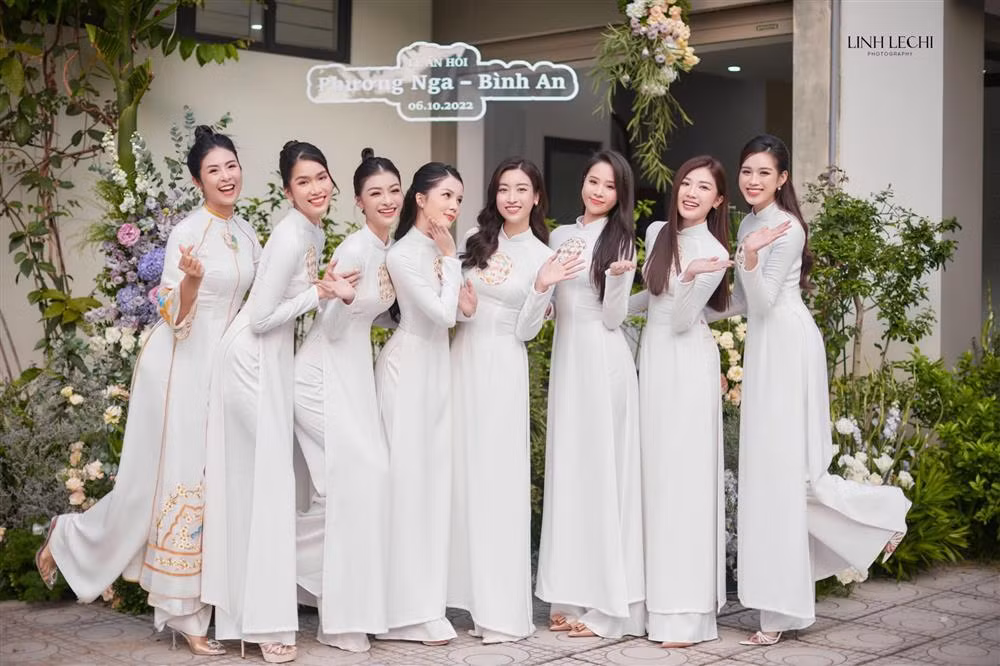 Đội hình đỡ tráp của Phương Nga quy tụ những nhan sắc hàng đầu Vbiz.
