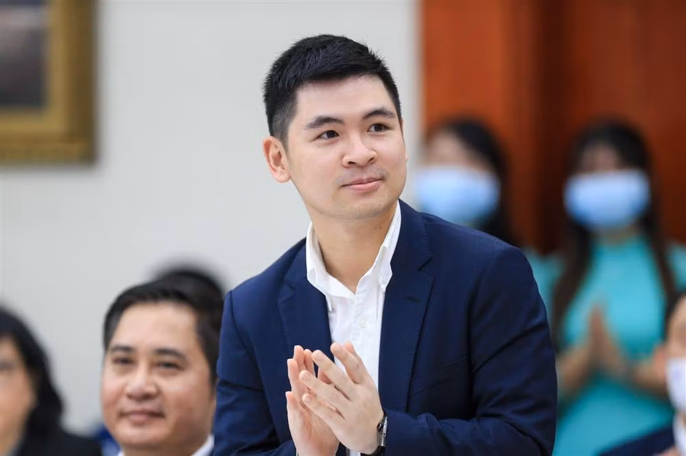 Bạn trai của Đỗ Mỹ Linh sinh năm 1995, là con trai út của bầu Hiển và là một trong những doanh nhân trẻ nổi bật nhất tại Việt Nam vài năm gần đây. Anh thu hút sự chú ý lớn khi tuyên bố chi hàng trăm tỷ đồng mua gần 36 triệu cổ phiếu ngân hàng SHB hồi giữa năm 2020. Anh còn giữ chức Chủ tịch CLB Hà Nội ở tuổi 25, trở thành chủ tịch câu lạc bộ trẻ nhất lịch sử bóng đá Việt Nam.