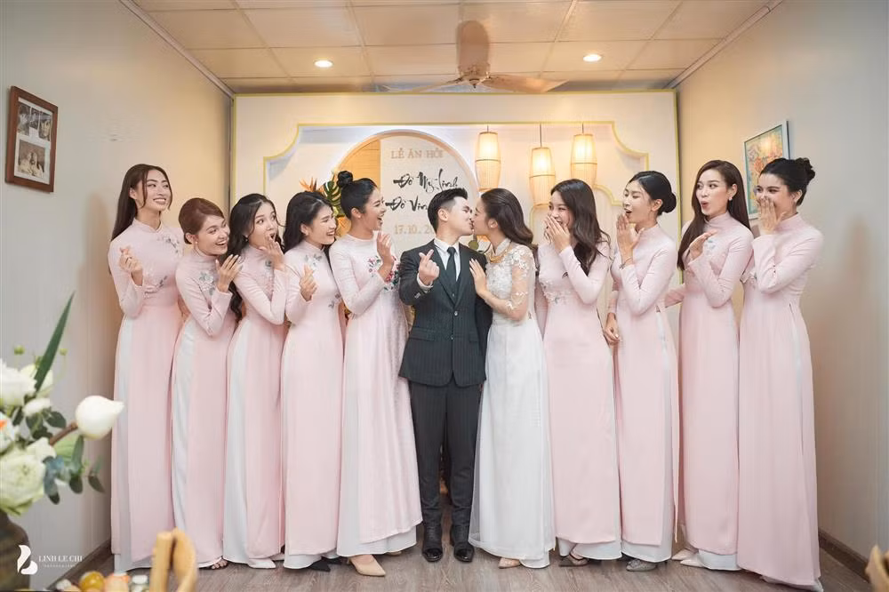 Đỗ Mỹ Linh và chồng thiếu gia trong lễ ăn hỏi.