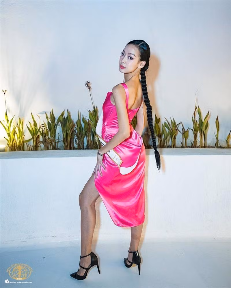 Trước đó, người đẹp Cần Thơ cũng từng khiến fan than trời với những hình ảnh tham dự buổi tiệc cùng đương kim MIC - Cinderella Faye Obeñita và các thí sinh khác trong cuộc thi. Trong những hình ảnh được đăng tải, nàng hậu cao 1m85 lại hóa tí hon bất thường. Nhiều người cho rằng chính góc chụp đã khiến cho Bảo Ngọc bị "dìm không thương tiếc".