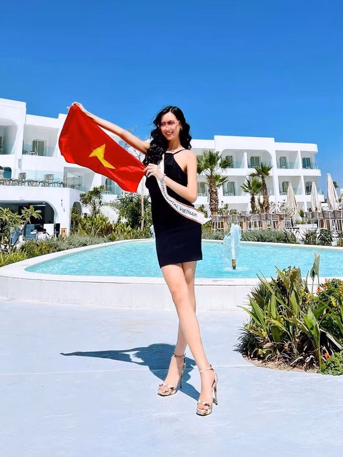 Dẫu vậy với trình độ tiếng Anh "xịn" và kĩ năng catwalk ổn, Bảo Ngọc được kỳ vọng sẽ mang về Việt Nam chiếc vương miện Miss Intercontinental đầu tiên.