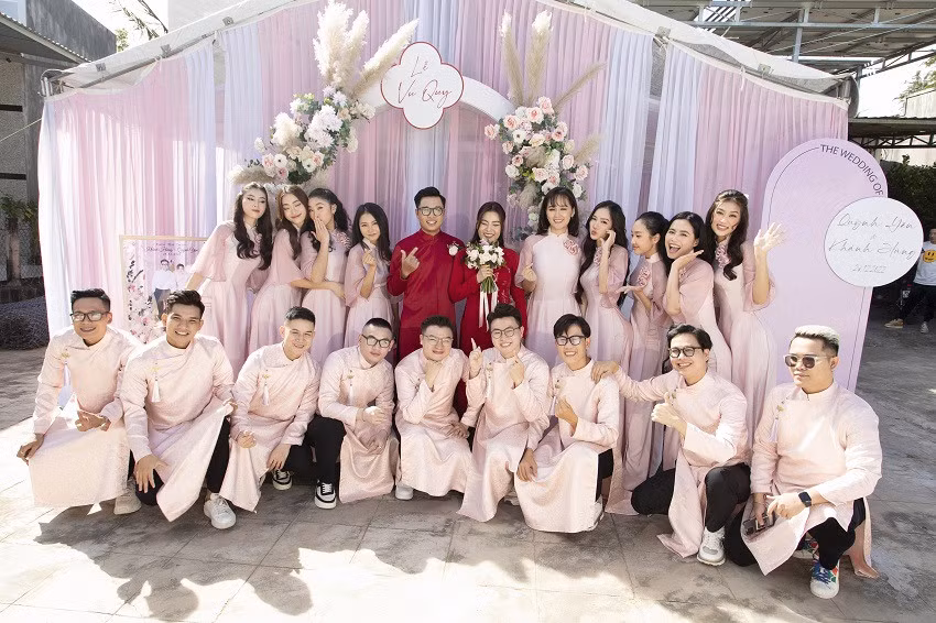 Dàn phù dâu, phù rể bên cô dâu Quỳnh Yên và chú rể Khánh Hùng. 