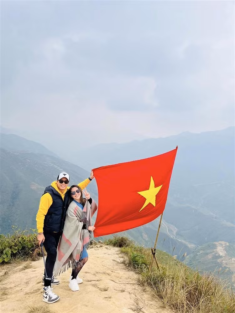 "Lần đầu tiên bà xã được ngắm núi non hùng vĩ ở Tây Bắc nên sướng lắm, chưa kể ăn ngon và nhiều ảnh đẹp. Đi đến đâu cũng xuýt xoa 'sao mà đẹp thế', 'em thích lên núi hơn là đi biển rồi'.