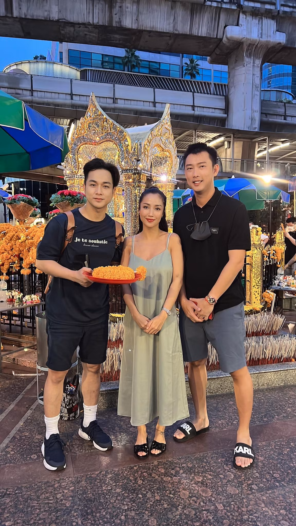 Ca sĩ Quách Tuấn Du cùng vợ chồng Ốc Thanh Vân du ngoạn Bangkok, Thái Lan.