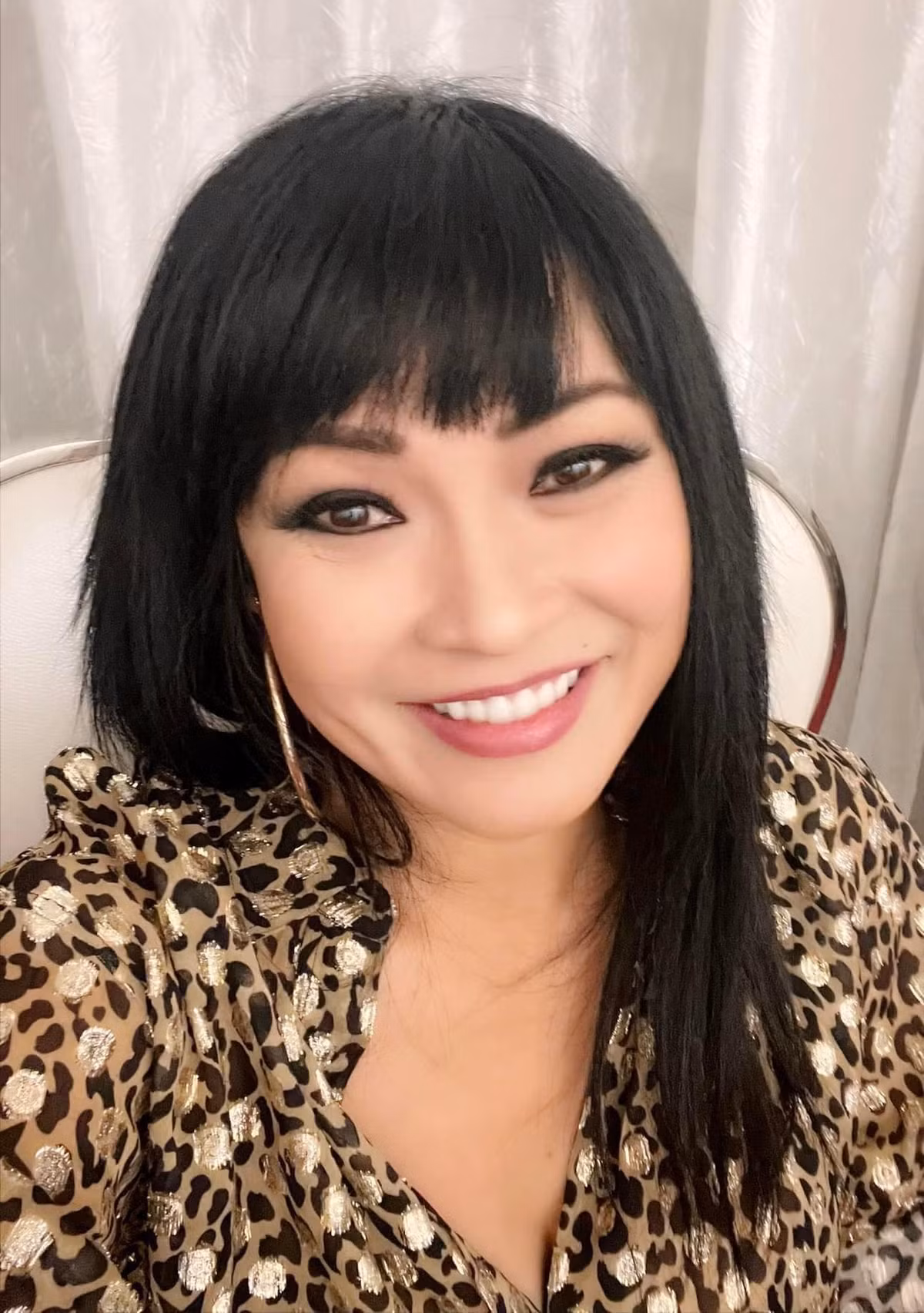 Ca sĩ Phương Thanh tươi tắn trên chuyến bay lưu diễn.