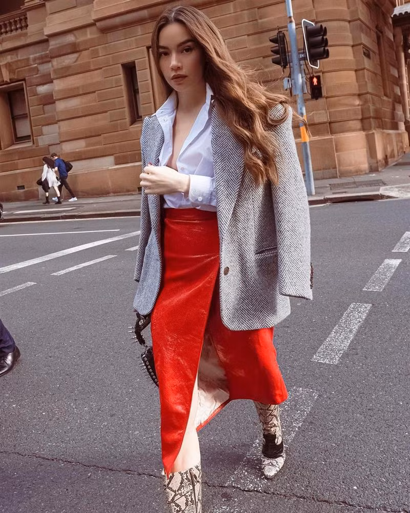 Tuy nhiên nhờ cách chọn màu và mix&amp;match khéo léo mà mẹ 3 con trông cực kỳ thu hút.