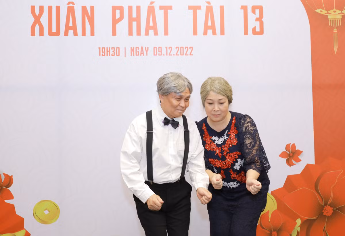 Tự Long, Xuân Bắc tập kịch, Xuân Hinh nhí nhảnh bên Hồng Vân - Hình 8 Tu Long, Xuan Bac tap kich, Xuan Hinh nhi nhanh ben Hong Van-Hinh-8