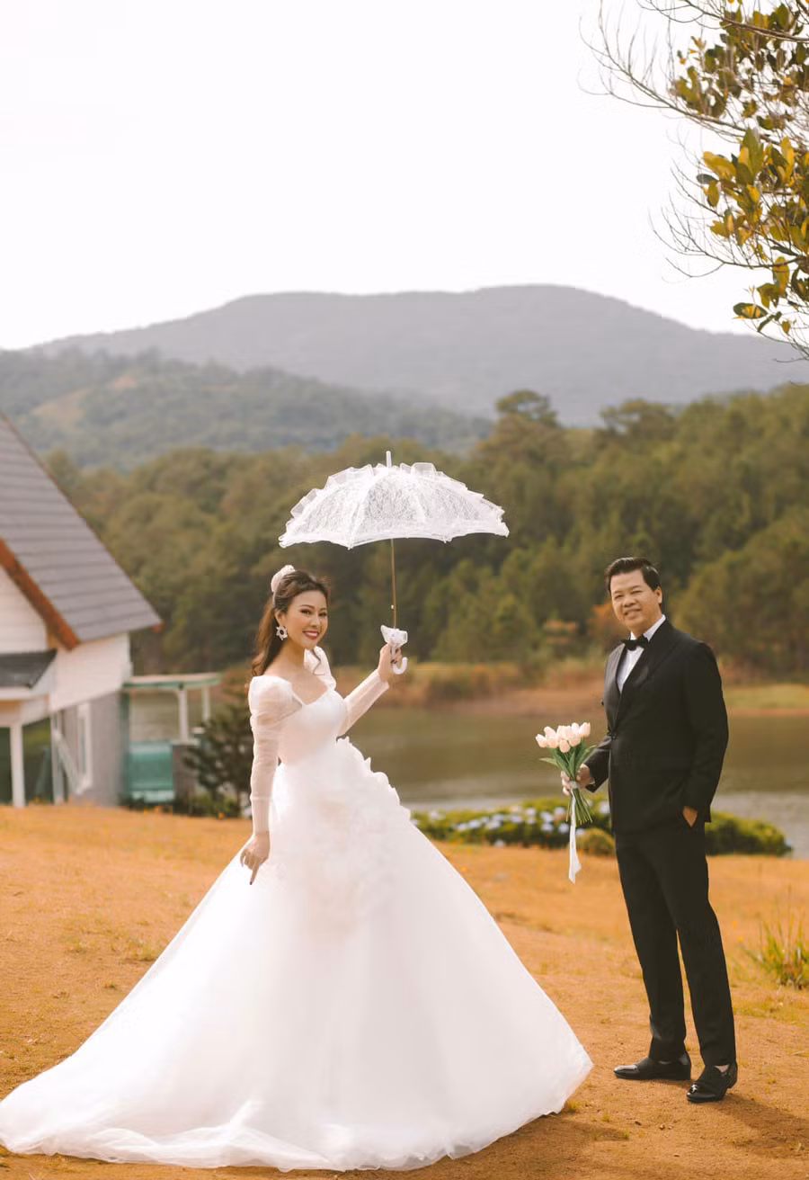 Tin sao Việt ngày 17/11: Sau 20 năm hôn nhân mật ngọt, mới đây vợ chồng NSƯT Đăng Dương chụp ảnh cưới kỷ niệm những tháng ngày hạnh phúc bên nhau